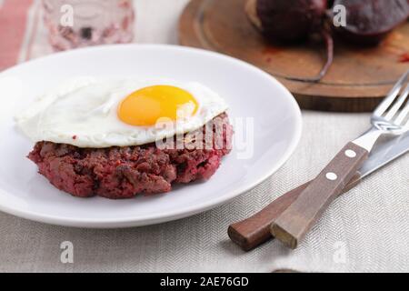 Svedese hamburger di manzo Biff a la Lindstrom con uovo fritto Foto Stock