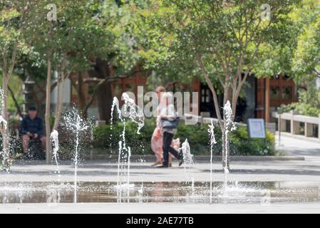 In massa le fontane di acqua spruzza acqua in aria in una zona giochi in Sydney Darling trimestre vicino al CBD della citta' in Australia Foto Stock