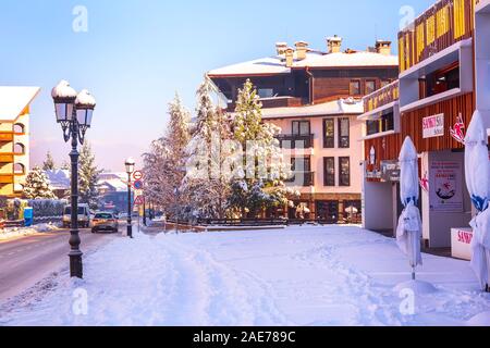 Bansko, Bulgaria - 5 Dicembre 2019: Pirin street view, ristorante Victoria e Rila neve montagna in bulgaro ski resort Foto Stock