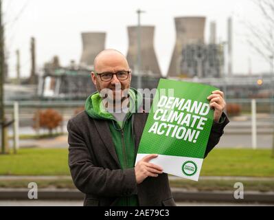 Grangemouth, Scotland, Regno Unito. Il 7 dicembre 2019. Scottish verdi co-leader Patrick Harvie uniti Linlithgow e Oriente Falkirk candidato Gillian Mackay per una dimostrazione al di fuori di INEOS uffici a Grangemouth. La raffineria azionato da INEOS è ScotlandÕs maggiore inquinatore secondo i verdi. La Scottish Verdi chiedono la fine dello scisto importazioni di gas, che portano il gas fracked da noi a Grangemouth. Nella foto, Patrick Harvie. Iain Masterton/Alamy Live News Foto Stock