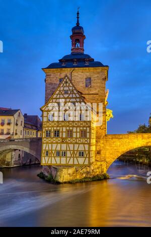 Il mezzo in legno vecchio Municipio di Bamberg in Germania di notte Foto Stock