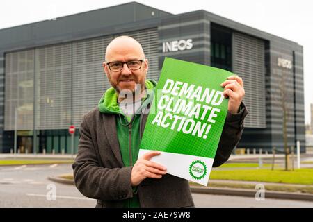 Grangemouth, Scotland, Regno Unito. Il 7 dicembre 2019. Scottish verdi co-leader Patrick Harvie uniti Linlithgow e Oriente Falkirk candidato Gillian Mackay per una dimostrazione al di fuori di INEOS uffici a Grangemouth. La raffineria azionato da INEOS è ScotlandÕs maggiore inquinatore secondo i verdi. La Scottish Verdi chiedono la fine dello scisto importazioni di gas, che portano il gas fracked da noi a Grangemouth. Nella foto, Patrick Harvie. Iain Masterton/Alamy Live News Foto Stock