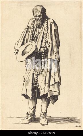 Immagine di un mendicante che regge un rosario, vestito con abiti indossati, in piedi in un ambiente urbano o rurale sparso, che sottolinea la povertà e la devozione. Foto Stock