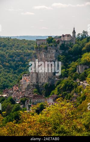 La pittoresca cittadina medievale di Rocamadour con il suo castello, Causses du Quercy Parco Naturale Regionale, lotto (46), regione Occitanie,Francia. Foto Stock