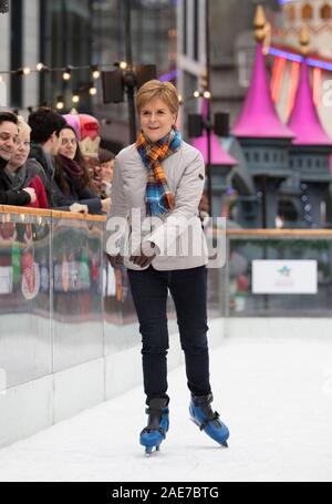 SNP leader Nicola Storione pattini da ghiaccio durante una visita alla Aberdeen Mercatino di Natale nel quad, Marischal College, sulla campagna elettorale trail. Foto di PA. Picture Data: Sabato 7 dicembre, 2019. Vedere PA storia politica elezione storioni. Foto di credito dovrebbe leggere: Jane Barlow/PA FILO Foto Stock