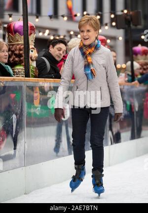 SNP leader Nicola Storione pattini da ghiaccio durante una visita alla Aberdeen Mercatino di Natale nel quad, Marischal College, sulla campagna elettorale trail. Foto di PA. Picture Data: Sabato 7 dicembre, 2019. Vedere PA storia politica elezione storioni. Foto di credito dovrebbe leggere: Jane Barlow/PA FILO Foto Stock