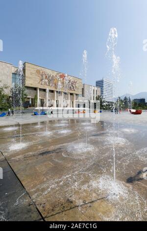 Tirana, Albania, 8 Luglio 2019: fontane d'acqua nella parte anteriore dell'edificio del Museo Nazionale di Storia nel centro della città sulla Piazza Skanderbeg in Ti Foto Stock