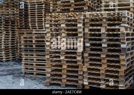 Pile di pallet in legno all'esterno in Talheim, Baden-Württemberg, Germania. Foto Stock