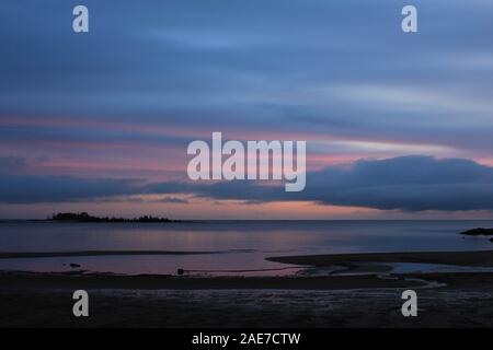 Mattino Nuvoloso sulla riva del lago Vanern, Svezia. Foto Stock