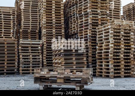 Pile di pallet in legno all'esterno in Germania. Foto Stock