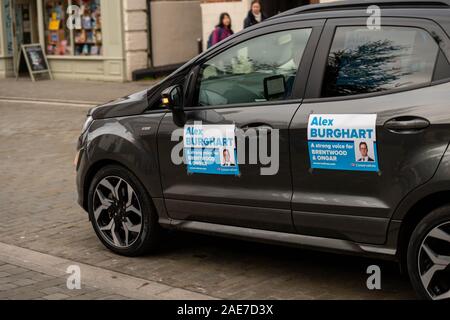 Brentwood Essex REGNO UNITO, 7 dicembre 2019 la campagna elettorale - Alex Burghart, conservatore candidato parlamentare per Brentwood e Ongar sul sentiero di campagna in Brentwood Essex REGNO UNITO UNA CAMPAGNA auto di credito pictrued Ian DavidsonAlamy Live News Foto Stock