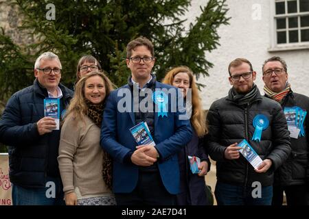 Brentwood Essex REGNO UNITO, 7 dicembre 2019 la campagna elettorale - Alex Burghart, conservatore candidato parlamentare per Brentwood e Ongar sul sentiero di campagna in Brentwood Essex UK Credit Ian DavidsonAlamy Live News Foto Stock