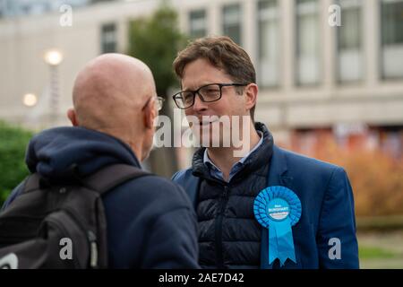 Brentwood Essex REGNO UNITO, 7 dicembre 2019 la campagna elettorale - Alex Burghart, conservatore candidato parlamentare per Brentwood e Ongar sul sentiero di campagna in Brentwood Essex UK Credit Ian DavidsonAlamy Live News Foto Stock