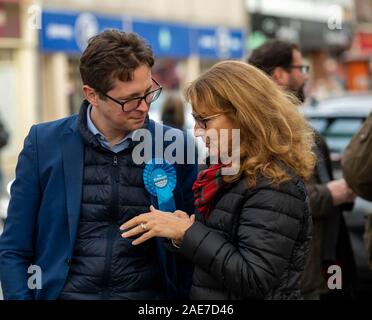 Brentwood Essex REGNO UNITO, 7 dicembre 2019 la campagna elettorale - Alex Burghart, conservatore candidato parlamentare per Brentwood e Ongar sul sentiero di campagna in Brentwood Essex UK Credit Ian DavidsonAlamy Live News Foto Stock