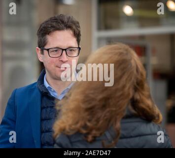 Brentwood Essex REGNO UNITO, 7 dicembre 2019 la campagna elettorale - Alex Burghart, conservatore candidato parlamentare per Brentwood e Ongar sul sentiero di campagna in Brentwood Essex UK Credit Ian DavidsonAlamy Live News Foto Stock