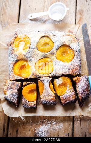Brownie Cheesecake con albicocche e zucchero a velo Foto Stock