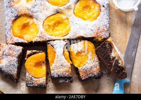 Brownie Cheesecake con albicocche e zucchero a velo Foto Stock