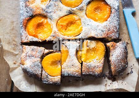 Brownie Cheesecake con albicocche e zucchero a velo Foto Stock