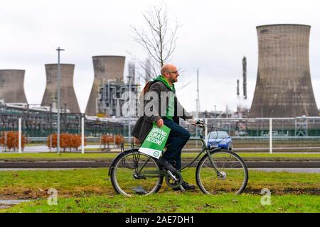 Grangemouth, Scotland, Regno Unito. Il 7 dicembre 2019. Scottish verdi co-leader Patrick Harvie uniti Linlithgow e Oriente Falkirk candidato Gillian Mackay per una dimostrazione al di fuori di INEOS uffici a Grangemouth. La raffineria azionato da INEOS è ScotlandÕs maggiore inquinatore secondo i verdi. La Scottish Verdi chiedono la fine dello scisto importazioni di gas, che portano il gas fracked da noi a Grangemouth. Nella foto, Patrick Harvie. Iain Masterton/Alamy Live News Foto Stock