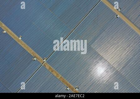 Vista aerea di schiere di pannelli solari in corrispondenza di una centrale fotovoltaica su fondali bassi nella Città di Ningbo, est della Cina di Provincia dello Zhejiang il 7 dicembre, 2019 Foto Stock