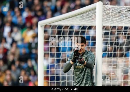 Estadio Santiago Bernabeu, Madrid, Spagna. Il 7 dicembre, 2019. La Liga Calcio, Real Madrid versus Reial Club de Barcellona Espanyol; Thibaut Courtois (Real Madrid) imposta la sua difesa - Editoriale usare carte di credito: Azione Plus sport/Alamy Live News Foto Stock