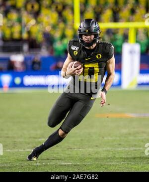 Dic 06 2019 Santa Clara, CA U.S.A. Oregon Ducks quarterback Justin Herbert (10) corre con la palla per un breve periodo di guadagno durante il NCAA PAC12 Football partita di campionato tra Oregon Ducks e lo Utah Utes 37-15 vincere a Levi Stadium di Santa Clara in California Thurman James/CSM Foto Stock