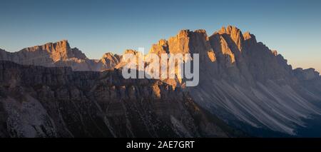 La luce del sole al tramonto sulle Odle gruppo di montagna in Val di Funes. Il Parco Naturale Puez-Odle. Le Dolomiti del Trentino Alto Adige. Alpi italiane. Foto Stock