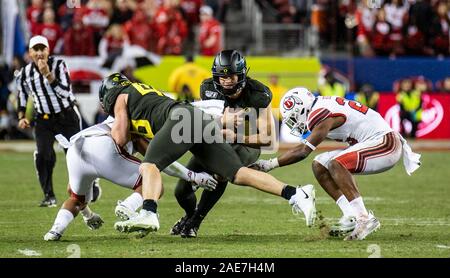 Dic 06 2019 Santa Clara, CA U.S.A. Oregon Ducks quarterback Justin Herbert (10) corre con la palla che combatte per cantieri extra durante il NCAA PAC12 Football partita di campionato tra Oregon Ducks e lo Utah Utes 37-15 vincere a Levi Stadium di Santa Clara in California Thurman James/CSM Foto Stock