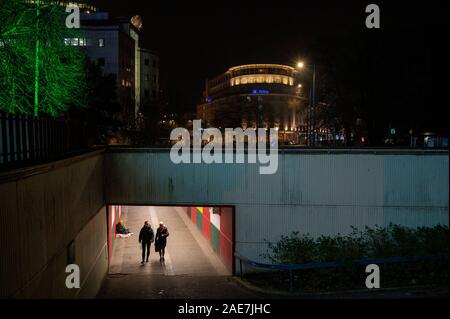 Due lati di una città. Il fenomeno dei senzatetto a fianco di affluenza, un sito comune nella maggior parte delle città britanniche in questi giorni. Foto Stock