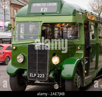 Brentwood Essex REGNO UNITO, 7 dic. 2019 Ensign Vintage Bus di giorno in esecuzione. Alfiere di società di autobus corre la sua flotta di autobus vintage su rotte selezionate il primo sabato del mese di dicembre, visto qui in Brentwood, Essex REGNO UNITO High Street 1938 Linea Verde AEC Regal O662 T499 (ELP 223 Credito DavidsonAlamy Ian Live News Foto Stock