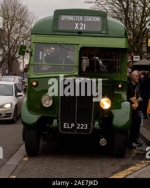 Brentwood Essex REGNO UNITO, 7 dic. 2019 Ensign Vintage Bus di giorno in esecuzione. Alfiere di società di autobus corre la sua flotta di autobus vintage su rotte selezionate il primo sabato del mese di dicembre, visto qui in Brentwood, Essex REGNO UNITO High Street1938 Linea Verde AEC Regal O662 T499 (ELP 223) al credito Ian DavidsonAlamy Live News Foto Stock