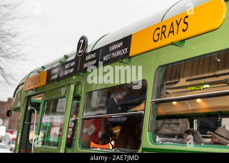 Brentwood Essex REGNO UNITO, 7 dic. 2019 Ensign Vintage Bus di giorno in esecuzione. Alfiere di società di autobus corre la sua flotta di autobus vintage su rotte selezionate il primo sabato del mese di dicembre, visto qui in Brentwood, Essex REGNO UNITO High Street 1938 Linea Verde AEC Regal O662 T499 (ELP 223 Credito DavidsonAlamy Ian Live News Foto Stock