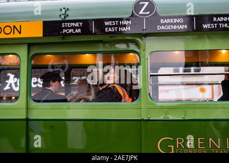 Brentwood Essex REGNO UNITO, 7 dic. 2019 Ensign Vintage Bus di giorno in esecuzione. Alfiere di società di autobus corre la sua flotta di autobus vintage su rotte selezionate il primo sabato del mese di dicembre, visto qui in Brentwood, Essex UK High Street, 1938 Linea Verde AEC Regal O662 T499 (ELP 223 Credito DavidsonAlamy Ian Live News Foto Stock