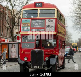 Brentwood Essex REGNO UNITO, 7 dic. 2019 Ensign Vintage Bus di giorno in esecuzione. Alfiere di società di autobus corre la sua flotta di autobus vintage su rotte selezionate il primo sabato del mese di dicembre, visto qui in Brentwood, Essex REGNO UNITO High Street JXC194 A1 (Kerr & Linney, Ardrossan) 1949 AEC Regent 0961 Craven H30/26R ex-Londra Trasporto RT1431 Credit Ian DavidsonAlamy Live News Foto Stock