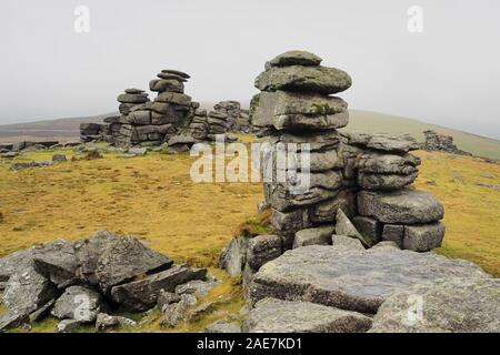 Grande fiocco Tor con nebbia in rotolamento sulle colline, Parco Nazionale di Dartmoor, Devon Foto Stock