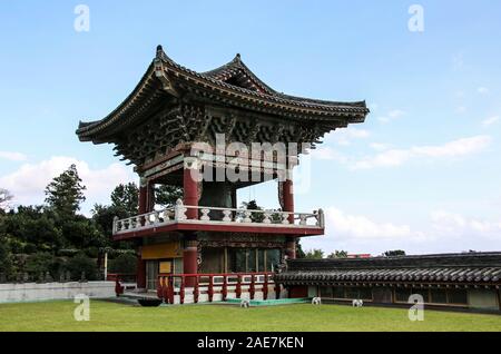 La bella architettura a Yakcheonsa tempio di Jeju Island, Corea del Sud Foto Stock