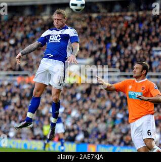 23 Ottobre 2010 - Premier League Football - Birmingham City Vs Blackpool - Garry O'connor ottiene in una testata in heavy rain. Fotografo: Paolo Roberts / Uno in alto. Foto Stock