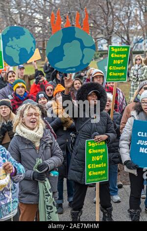 Detroit, Michigan - Climiate manifestanti hanno assalito DTE Energy la richiesta dell'escursione a tassi di elettricità per pagare di più impianti a combustibile fossile. Esse hanno chiesto il Mic Foto Stock