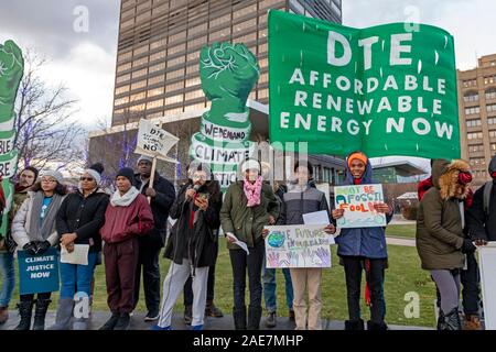 Detroit, Michigan - Climiate manifestanti hanno assalito DTE Energy la richiesta dell'escursione a tassi di elettricità per pagare di più impianti a combustibile fossile. Esse hanno chiesto il Mic Foto Stock