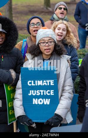 Detroit, Michigan - Climiate manifestanti hanno assalito DTE Energy la richiesta dell'escursione a tassi di elettricità per pagare di più impianti a combustibile fossile. Esse hanno chiesto il Mic Foto Stock