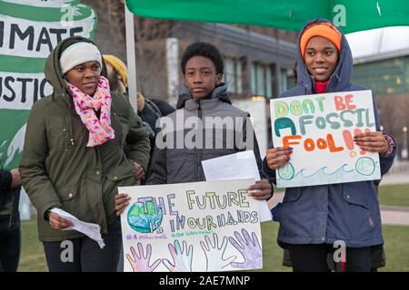 Detroit, Michigan - Climiate manifestanti hanno assalito DTE Energy la richiesta dell'escursione a tassi di elettricità per pagare di più impianti a combustibile fossile. Esse hanno chiesto il Mic Foto Stock