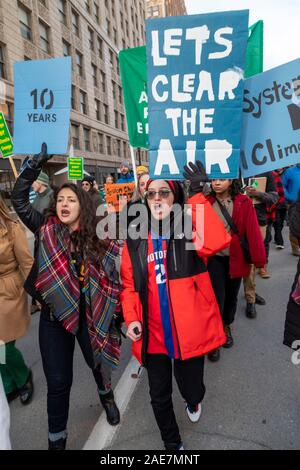 Detroit, Michigan - Climiate manifestanti hanno assalito DTE Energy la richiesta dell'escursione a tassi di elettricità per pagare di più impianti a combustibile fossile. Esse hanno chiesto il Mic Foto Stock