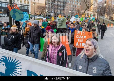 Detroit, Michigan - Climiate manifestanti hanno assalito DTE Energy la richiesta dell'escursione a tassi di elettricità per pagare di più impianti a combustibile fossile. Esse hanno chiesto il Mic Foto Stock