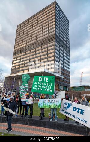 Detroit, Michigan - Climiate manifestanti hanno assalito DTE Energy la richiesta dell'escursione a tassi di elettricità per pagare di più impianti a combustibile fossile. Esse hanno chiesto il Mic Foto Stock