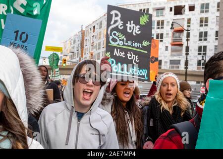 Detroit, Michigan - Climiate manifestanti hanno assalito DTE Energy la richiesta dell'escursione a tassi di elettricità per pagare di più impianti a combustibile fossile. Esse hanno chiesto il Mic Foto Stock