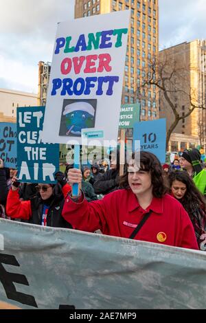 Detroit, Michigan - Climiate manifestanti hanno assalito DTE Energy la richiesta dell'escursione a tassi di elettricità per pagare di più impianti a combustibile fossile. Esse hanno chiesto il Mic Foto Stock