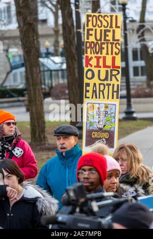 Detroit, Michigan - Climiate manifestanti hanno assalito DTE Energy la richiesta dell'escursione a tassi di elettricità per pagare di più impianti a combustibile fossile. Esse hanno chiesto il Mic Foto Stock