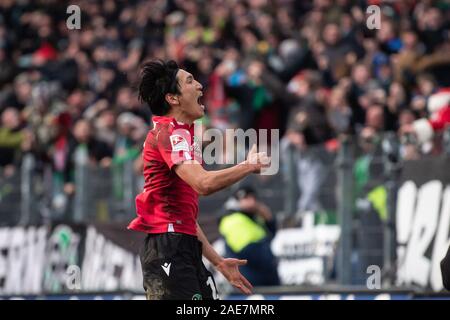 Hannover, Germania. 07Th Dec, 2019. Calcio: Seconda Bundesliga, Hannover 96 - Erzgebirge Aue, la XVI Giornata nell'HDI-Arena. Hannover Genki Haraguchi cheers dopo il suo obiettivo a 3:2. Credito: Swen Pförtner/dpa - NOTA IMPORTANTE: In conformità con i requisiti del DFL Deutsche Fußball Liga o la DFB Deutscher Fußball-Bund, è vietato utilizzare o hanno utilizzato fotografie scattate allo stadio e/o la partita in forma di sequenza di immagini e/o video-come sequenze di foto./dpa/Alamy Live News Credito: dpa picture alliance/Alamy Live News Foto Stock