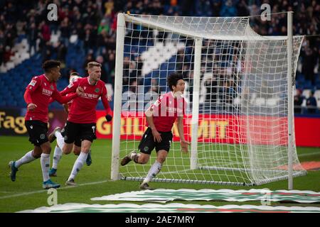 Hannover, Germania. 07Th Dec, 2019. Calcio: Seconda Bundesliga, Hannover 96 - Erzgebirge Aue, la XVI Giornata nell'HDI-Arena. Hannover è Genki Haraguchi (r) cheers dopo il suo obiettivo a 3:2. Credito: Swen Pförtner/dpa - NOTA IMPORTANTE: In conformità con i requisiti del DFL Deutsche Fußball Liga o la DFB Deutscher Fußball-Bund, è vietato utilizzare o hanno utilizzato fotografie scattate allo stadio e/o la partita in forma di sequenza di immagini e/o video-come sequenze di foto./dpa/Alamy Live News Credito: dpa picture alliance/Alamy Live News Foto Stock