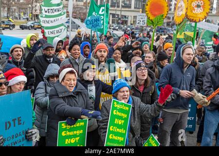 Detroit, Michigan - Climiate manifestanti hanno assalito DTE Energy la richiesta dell'escursione a tassi di elettricità per pagare di più impianti a combustibile fossile. Esse hanno chiesto il Mic Foto Stock